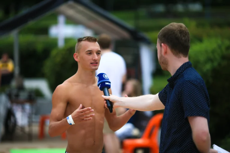 A conversation with a microphone at the poolside. Sindelfingen, July 2016. Credits: SCSD.