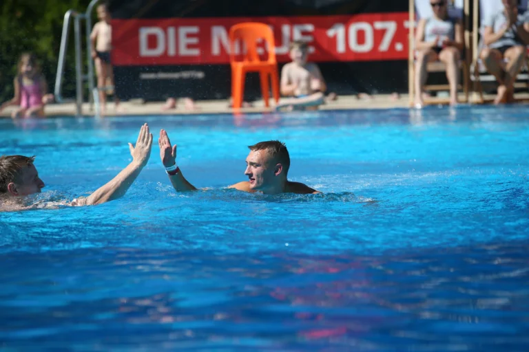 A high-five at the poolside. Sindelfingen, July 2016. Credits: SCSD.