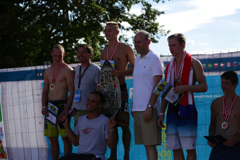A shared moment with medals at the poolside. Sindelfingen, July 2016. Credits: SCSD. Photo: Juergen Wandtke.