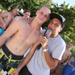 Zwei Menschen, Arm in Arm am Beckenrand. Sindelfingen, Juli 2016. Credits: SCSD.