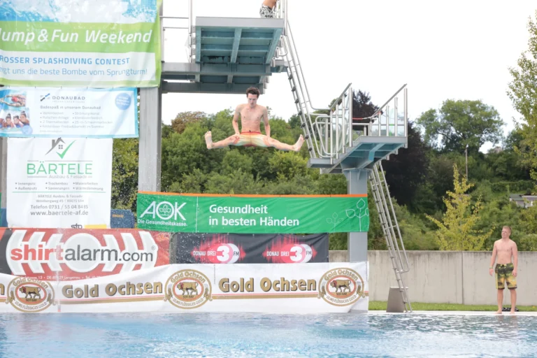 Ein Körper parallel zum Wasser.