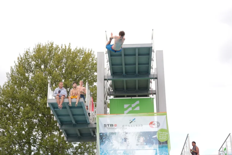 Ein Sprung vor den Plattformen.