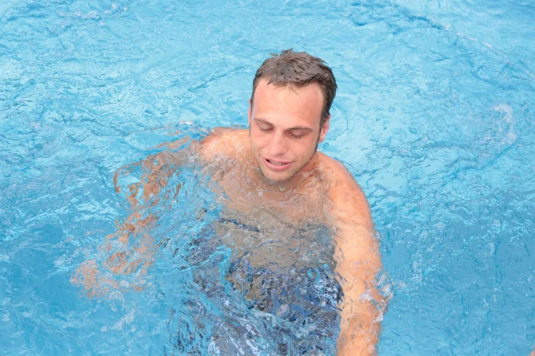 Ein Gesicht an der Wasserlinie.