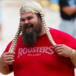 Ein Lächeln und ein rotes Shirt. Aufnahmejahr offen.