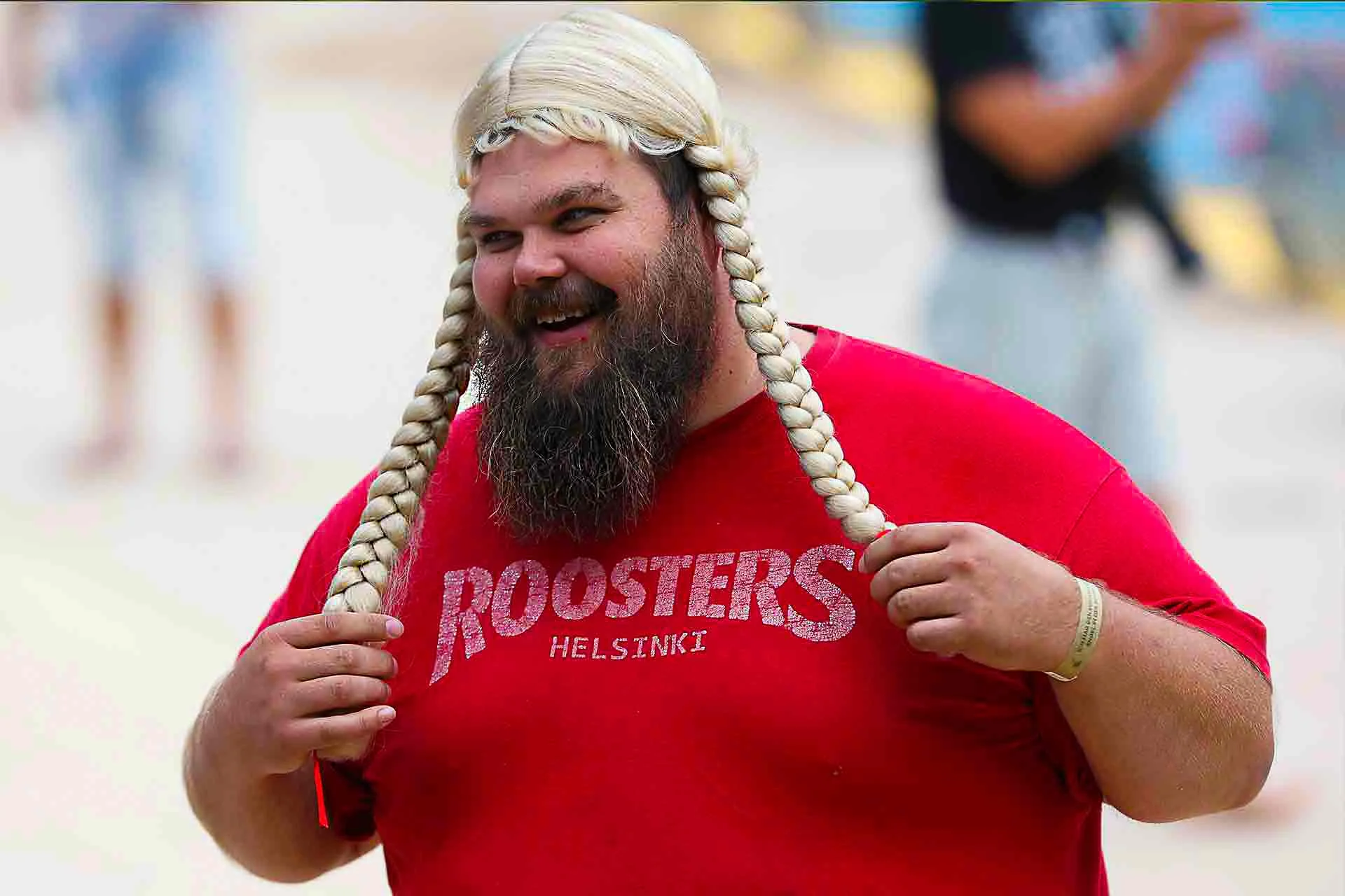 Ein Lächeln und ein rotes Shirt. Aufnahmejahr offen.