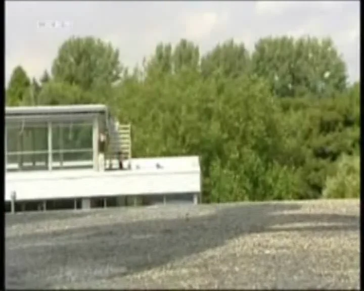 Filmstandbild: Sprung vom Turm im kurzen Guten-Abend-Mitschnitt.