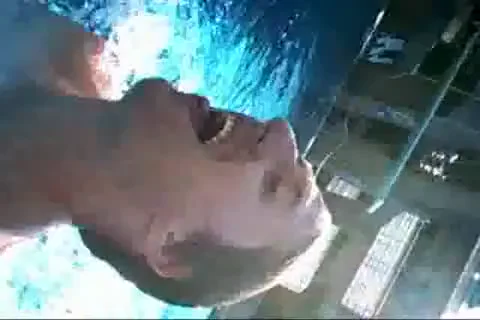 Ein lächelndes Gesicht nah an der Kamera, mit dem Becken im Hintergrund