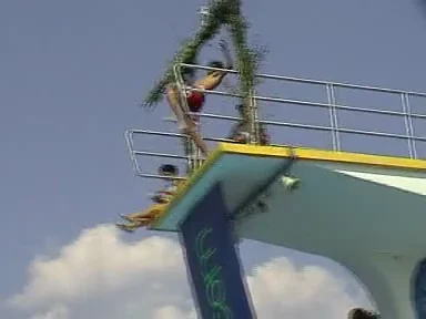 Flugphase eines Springers vor dem Publikum am Freibad