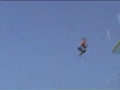 Ein Springer seitlich neben dem Turm über dem Freibadbecken