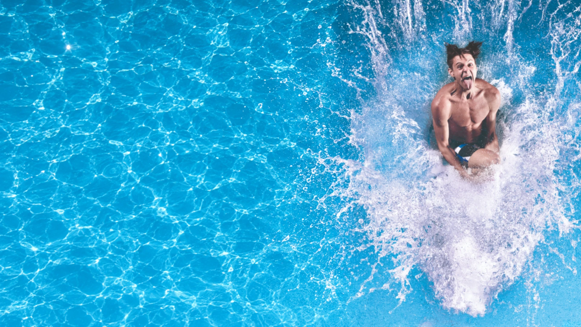 Splashdiver in einer Wasserfontäne von oben. Die Wasserfläche links ist KI-erweitert.